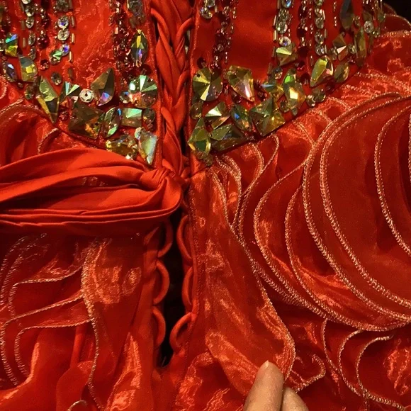 EUC sz M/L unmarked red ruffled corset ball gown - Picture 8 of 8